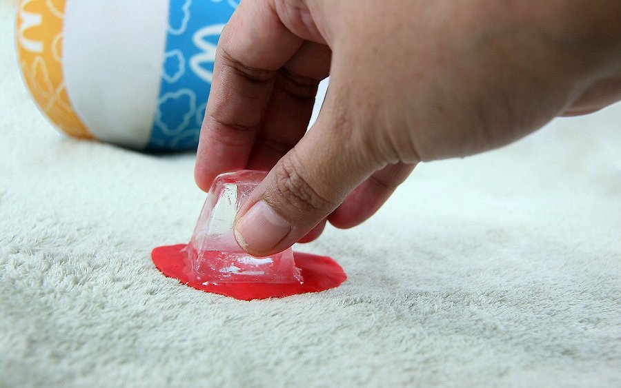Xử lý thảm trải sàn khi bị dính kẹo cao su
