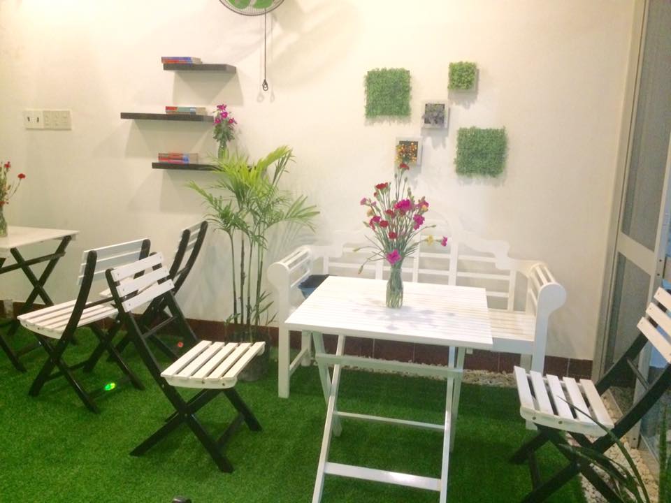 Gợi ý thiết kế quán café bắt mắt nhờ thảm cỏ nhân tạo